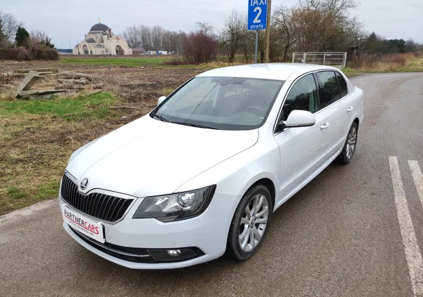 skoda chęciny Skoda Superb cena 49900 przebieg: 141000, rok produkcji 2015 z Chęciny